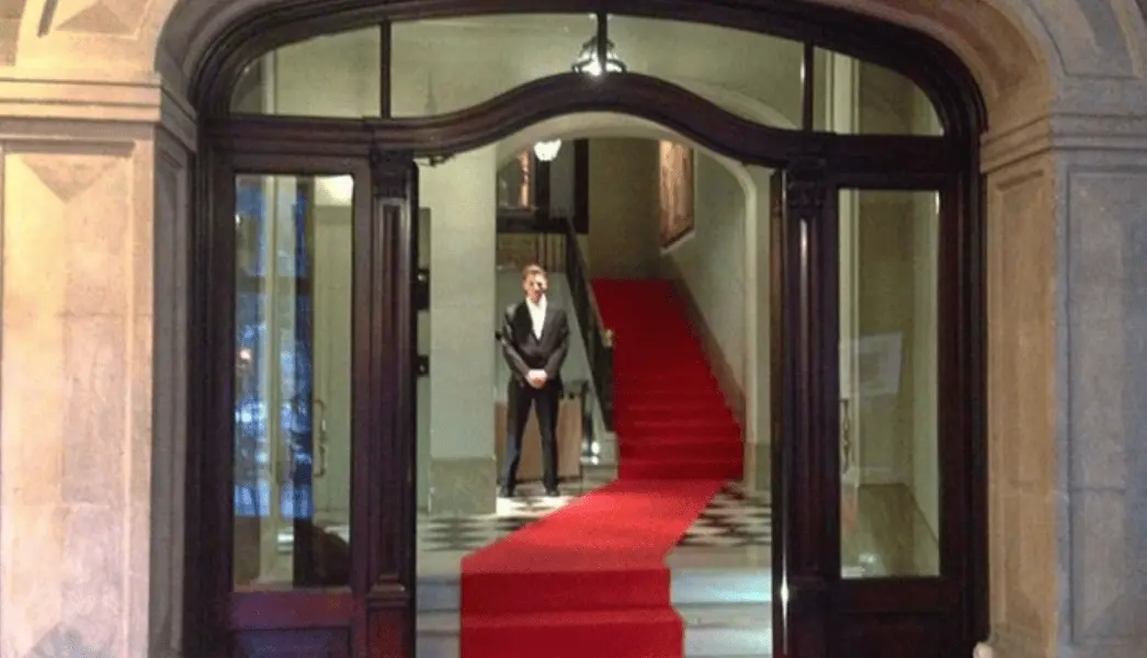 Entrada con alfombra roja de la Casa de la Seda de Barcelona