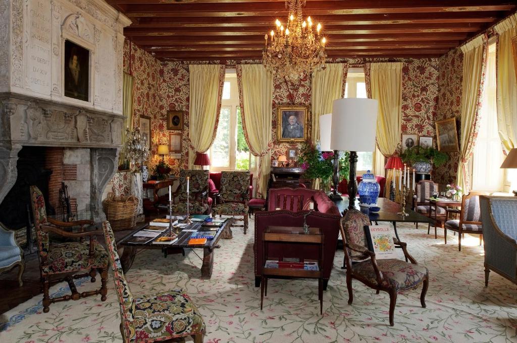 Salón del Château de la Bourdaisière con chimenea y lámpara de cristal