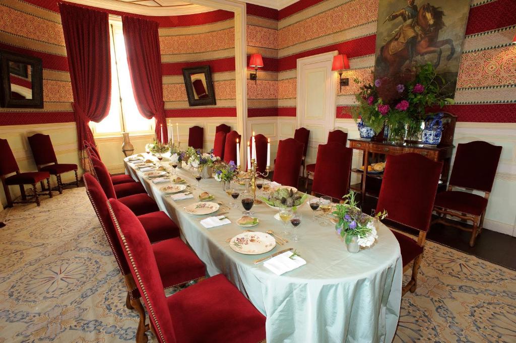 Comedor del Château de la Bourdaisière con una mesa preparada