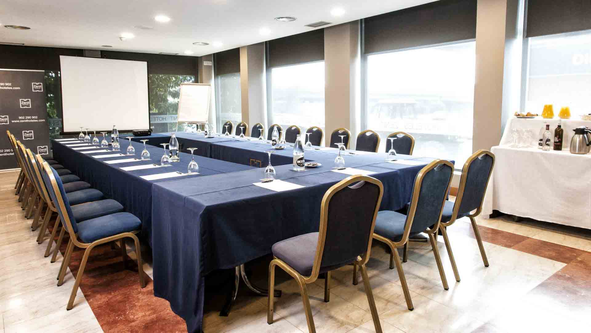 Salón Garnacha del Hotel Zenit Logroño preparado para una comida o cena