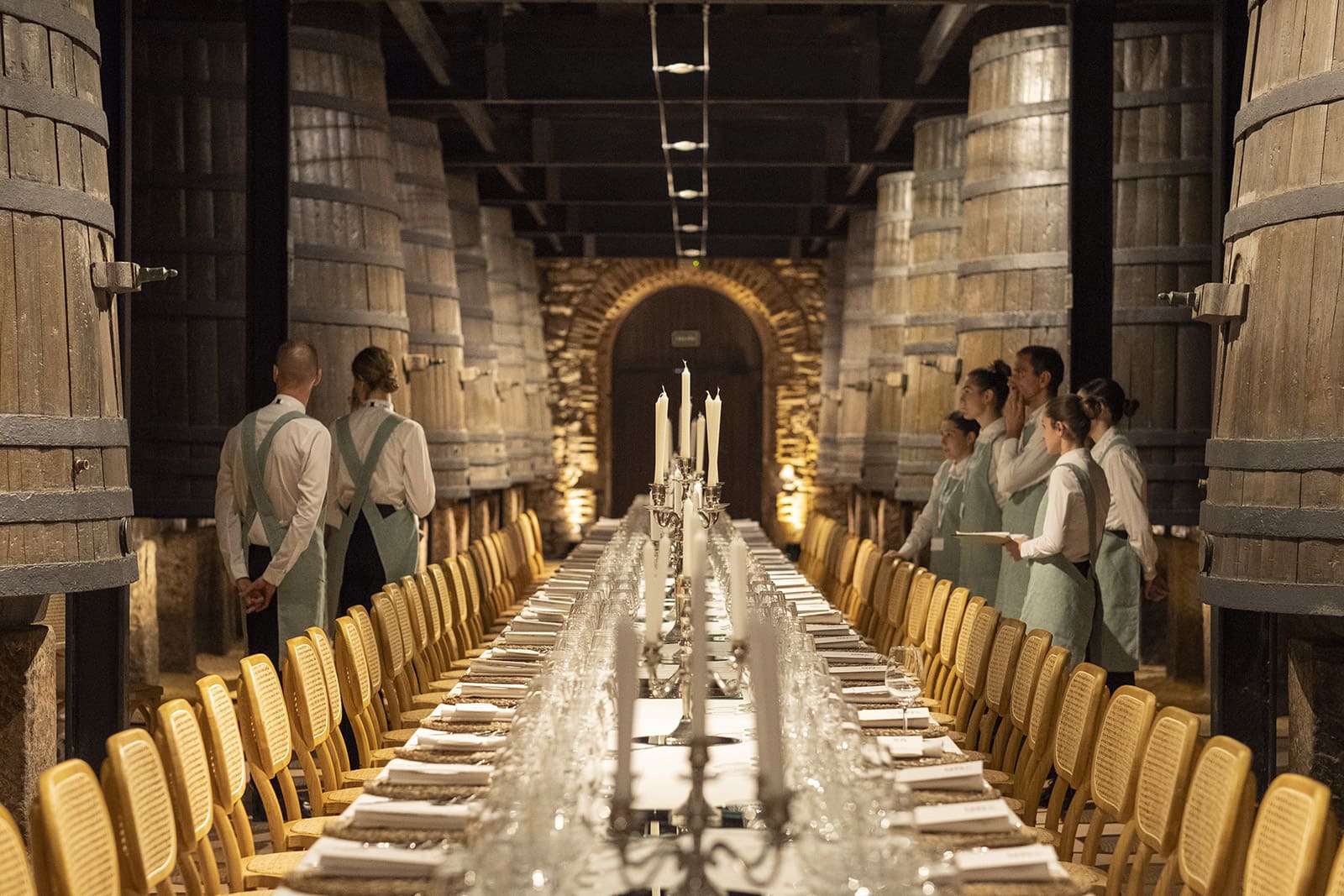 Sala de tinos de madera de Bodegas Franco Españolas, en Logroño